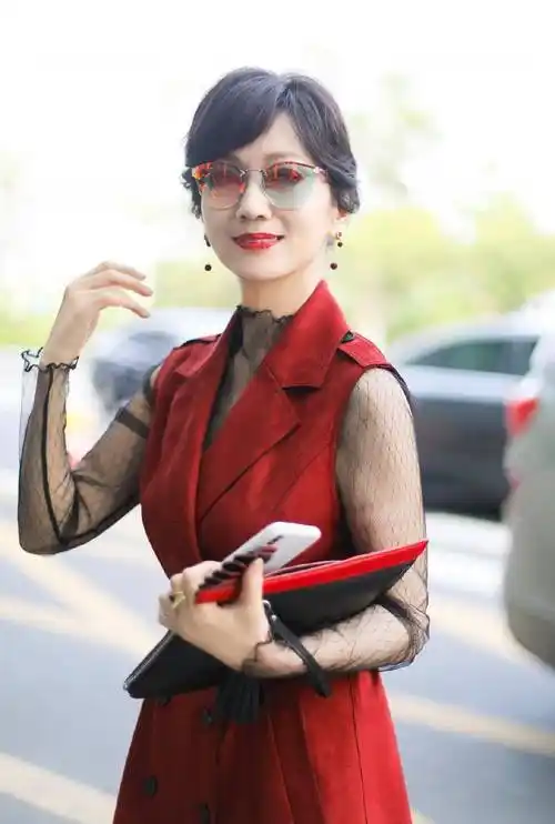 原创67看了赵雅芝的穿搭才明白60岁女人穿花花绿绿不土气还挺时髦