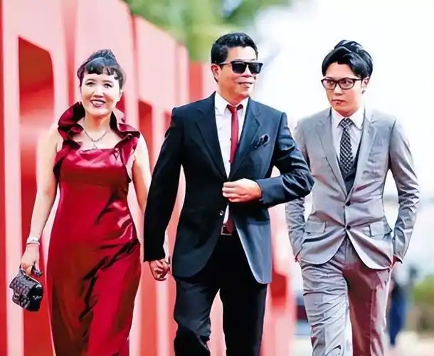 不过,身处娱乐行业,王中军会和很多女星接触,他和李冰冰便传过绯闻.