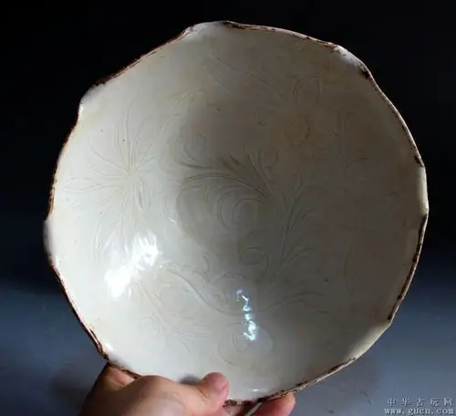 [藏品编号:7534656] 北宋定窑白釉葵花口刻花碗