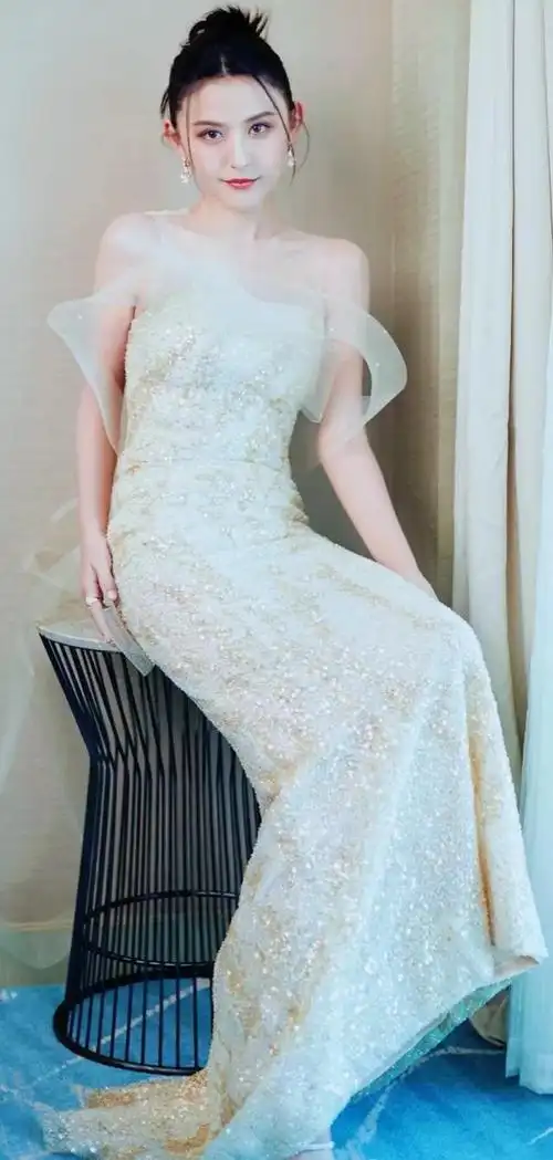 美女热依扎机场吊带半球美照