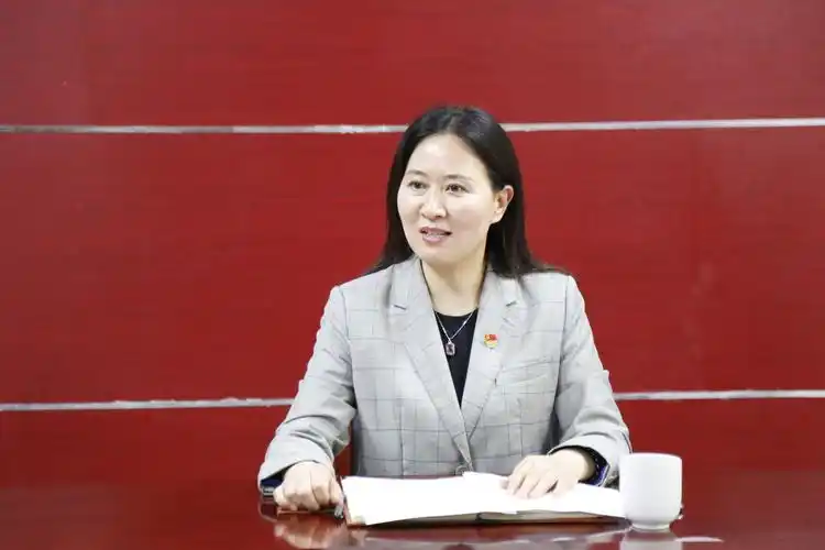 集团党委书记谢春芳以"防疫期间如何做一名实干担当的合格党员"为题