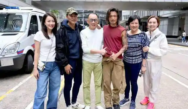 谢霆锋新剧路透卷发造型被指像流浪汉与此沙同框暴露身高