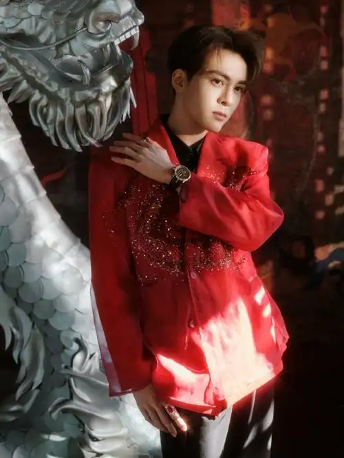 曾舜晞#曾舜晞所穿衣服的布料是生丝薄绸,花纹是水墨云纹如意,颜色是