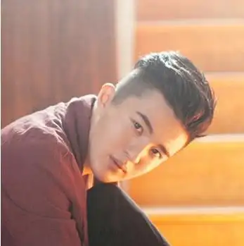 男士鬓角发型设计九:很帅气的一款男生短发烫发发型,蓬松的短发烫发最