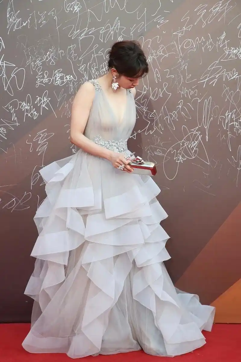 白百何深v透视礼服