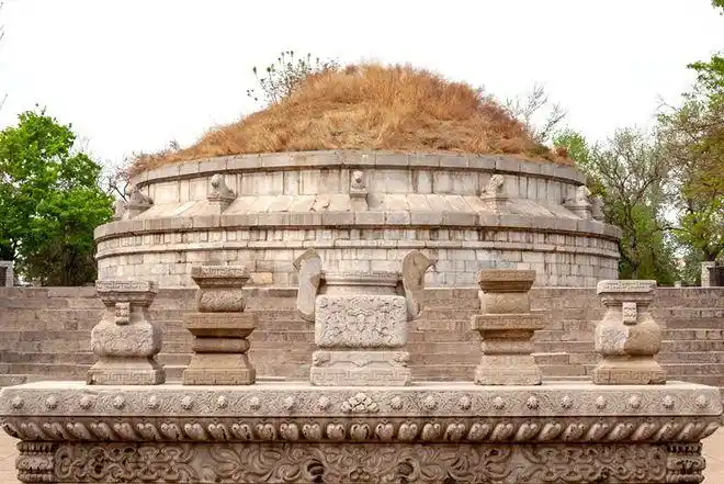 袁世凯陵墓中西合璧石翁仲武将着北洋军服腰扎皮带手握军刀