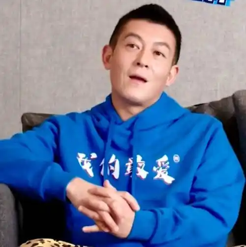 41岁陈冠希剪寸头发型依旧帅气蓝卫衣配豹纹裤潮流又有范