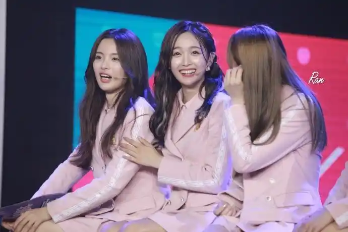 "爸爸"吴宣仪,"妈妈"傅菁,"女儿"杨超越,一家三口同框笑得好开心.