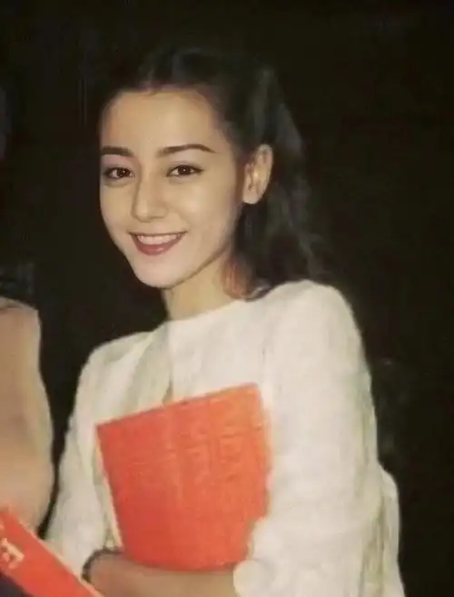 迪丽热巴出道前的青涩照简直太仙了,果然美女都是从小美到大的