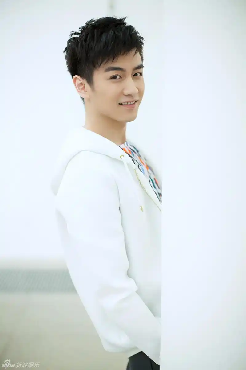 组图:陈晓时尚大片曝光 治愈笑容绽放春天气息_高清图集_新浪网