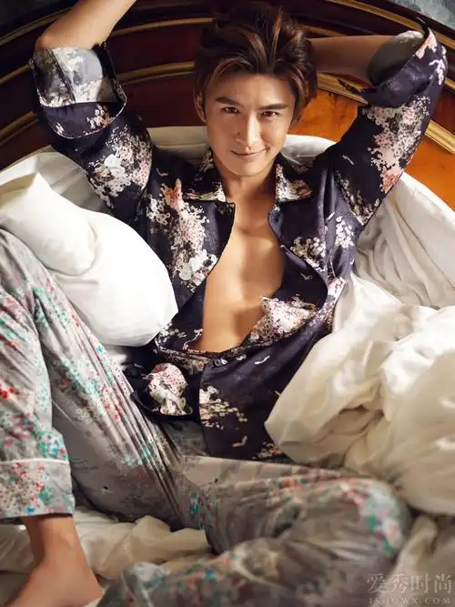 张云龙写真大片身材比例完美 衣领大开走痞帅风