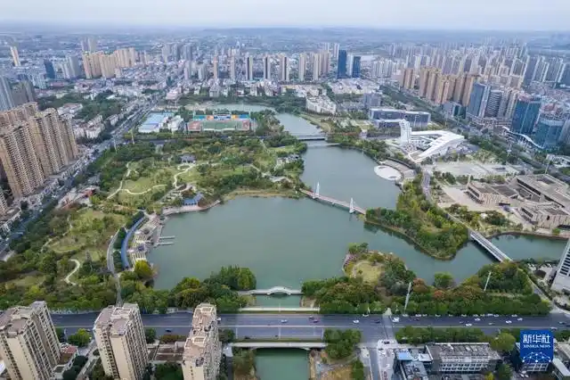 这是11月12日在常德城区拍摄的白马湖文化公园景色(无人机照片).