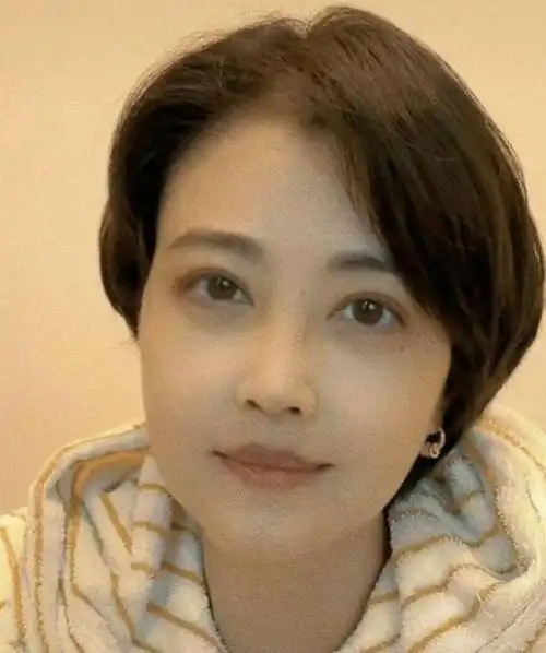 周海媚老得太真实,剪奶奶款短发变酷girl,身材胖出年龄感_极酷网