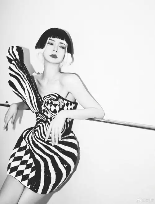 平面发型和show场有点不一样对吗?对的!#hello时装周##戚薇时尚图鉴