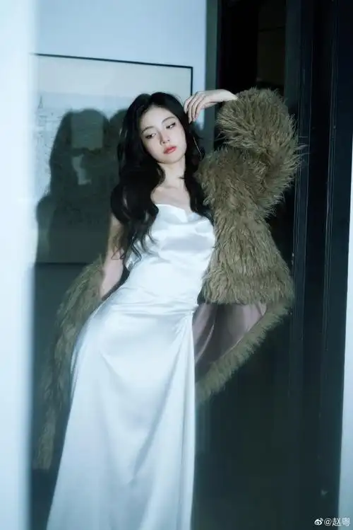 赵粤白色吊带裙##赵粤白裙造型##赵粤吊带白裙写真