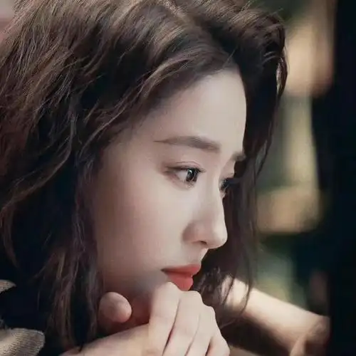 刘亦菲甜美托腮自拍让网友爱不释手