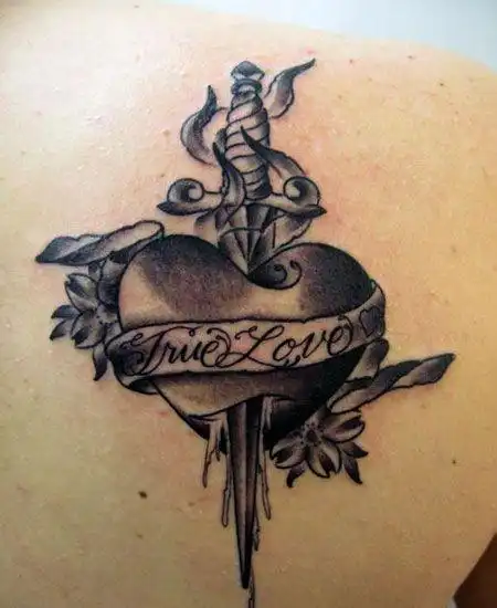 背部匕首心纹身图案