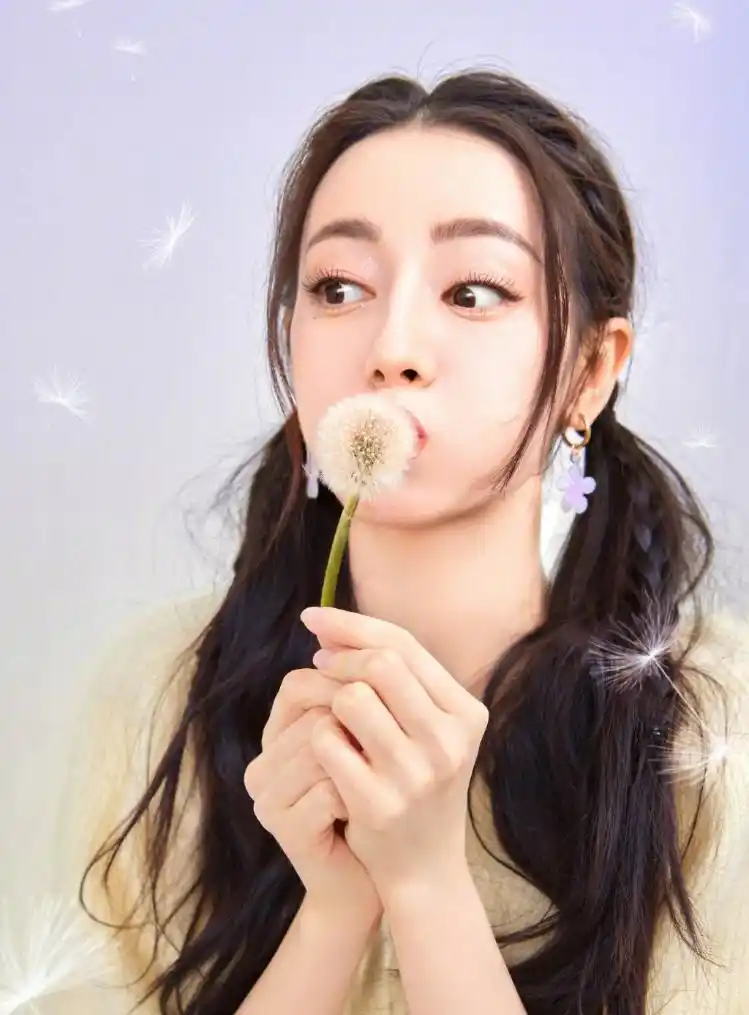 迪丽热巴扎双马尾吹蒲公英清新可爱