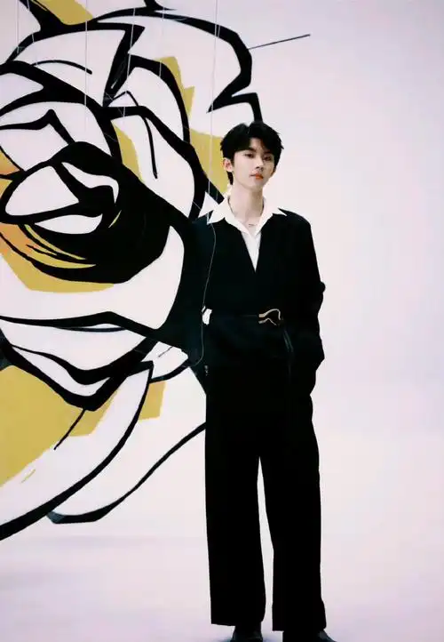 马嘉祺束腰黑西装