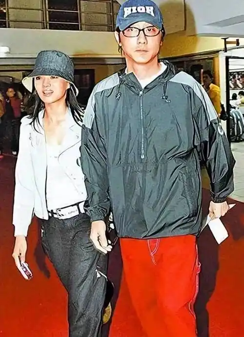 同样也是在两人结婚那天,伊能静的前夫庾澄庆因突发心脏病被送去急诊