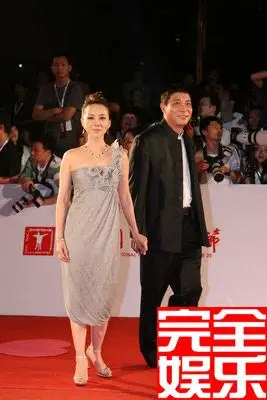 何琳携手导演阎建刚一起走上红毯