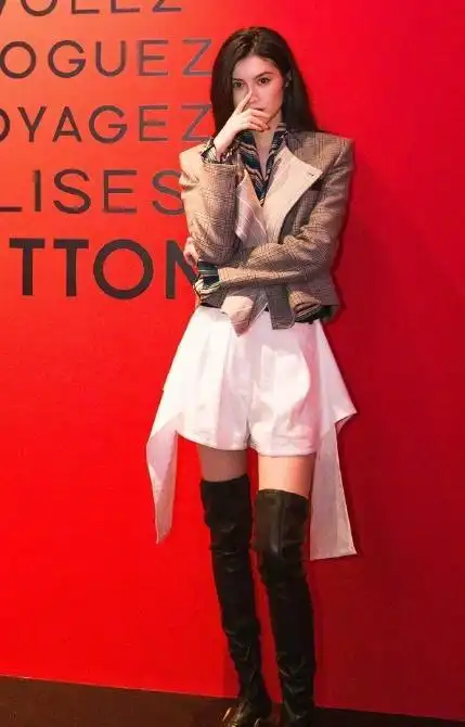 张柏芝周星驰20年后再合作产后恢复很好穿16万长靴气场十足