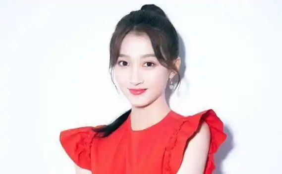 原创关晓彤撞衫杨超越相差一岁差别大年纪小就是有优势你更喜欢谁