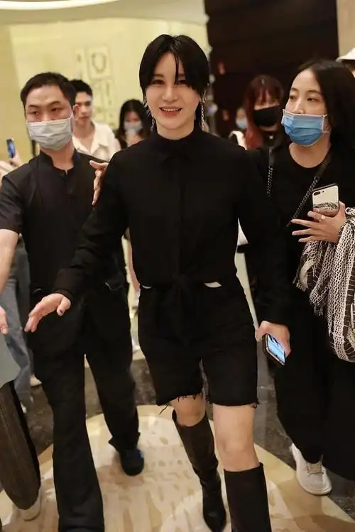 组图:尚雯婕全黑look踩长靴又美又帅 彩排至深夜和粉丝开心热聊
