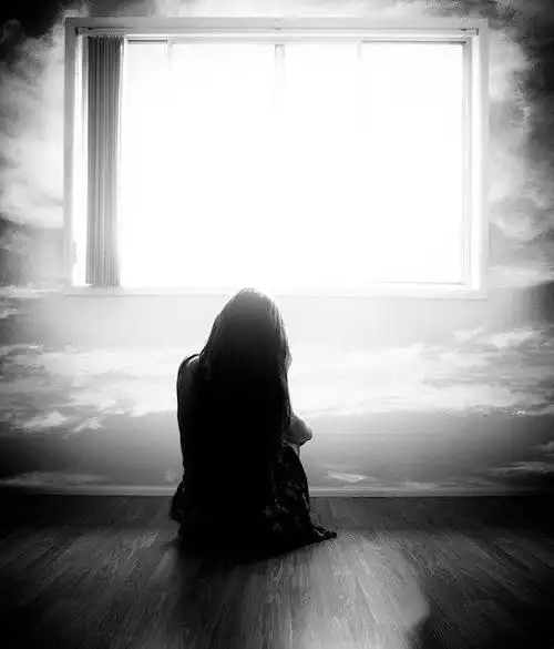 孤独的女生黑白图片