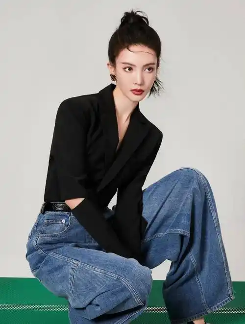 金晨这身黑西装好酷,配牛仔阔腿裤高挑苗条,气场很足!