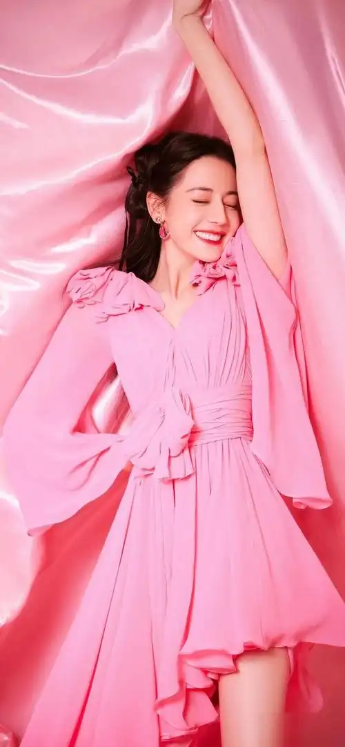 迪丽热巴,这位来自新疆的美丽女子,如同璀璨星辰般闪耀在娱乐圈的广阔