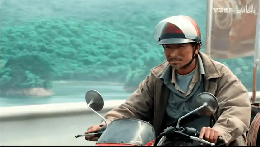 它以真实故事改编而成,讲述了孩子被拐卖后,父亲骑着摩托车走遍中国