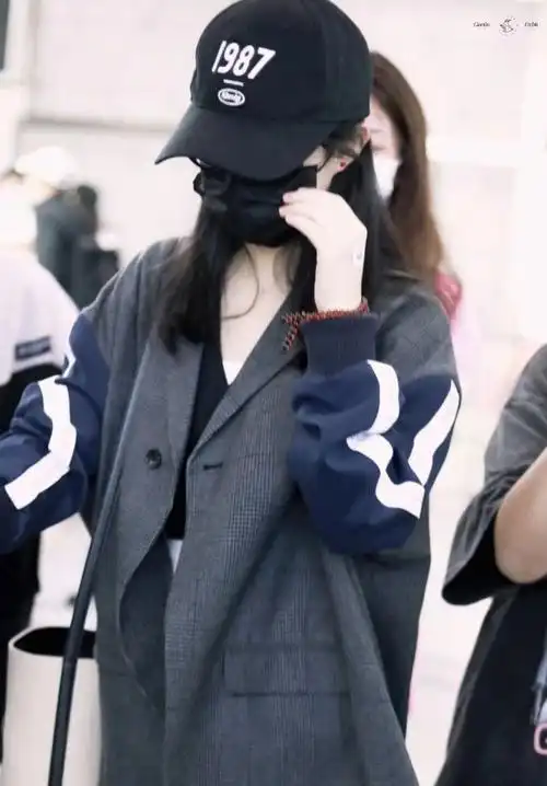 赵丽颖亮相机场风格大变!穿露脐装狂秀性感身材,暴瘦太多惹人疼