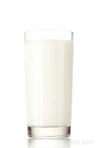 一杯牛奶被隔绝在白色