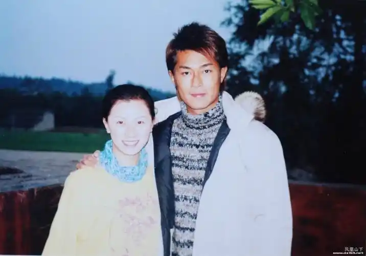 李维嘉这等人妖级别的乃也笑得如花灿烂啊.