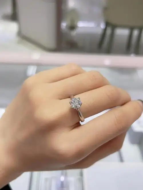 一克拉钻石戒指