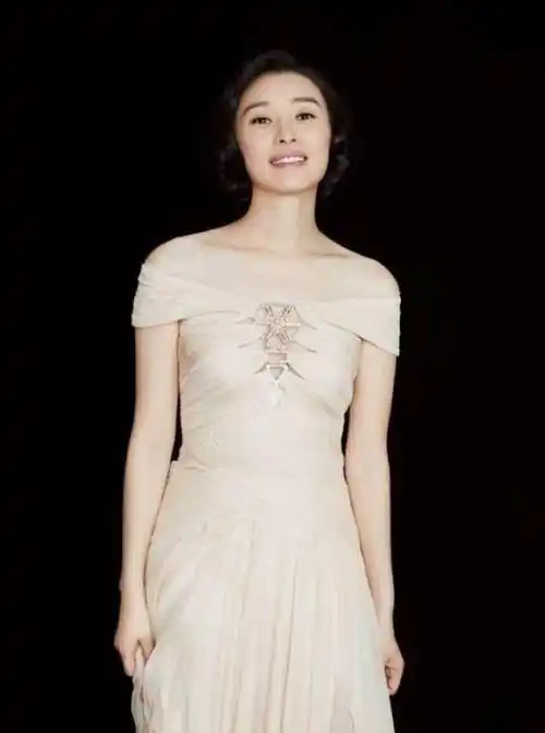 吴越抹身材薄纱裙,秒变文艺女神,气质爆棚对镜一笑尽显温柔_凌玲_长裙