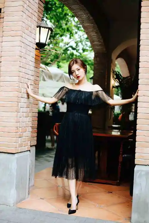 1/ 12 演员傅晶曝光一组最新写真,镜头下的她烈焰红唇,身穿黑色轻纱礼