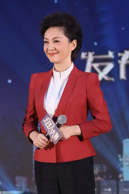 47岁央视主持人海霞近照好年轻皮肤白皙细腻状态好到惊人