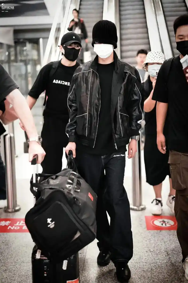 时尚潮流先锋#王一博巴黎时装周机场照 #酷盖 王一博 - 抖音