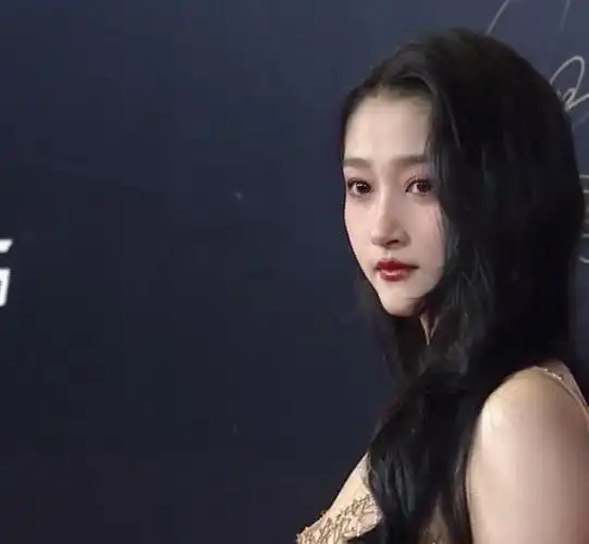 女星红毯尴尬场面:杨超越,张天爱裙子不合身,金晨像洗碗阿姨|关晓彤