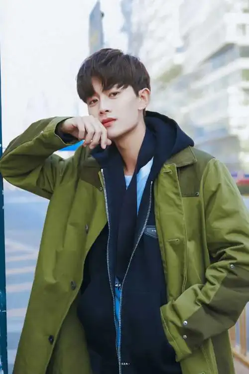 可以分享下任嘉伦的神仙照片吗,谢谢啦(ps:因锦衣之下入坑,超级喜欢