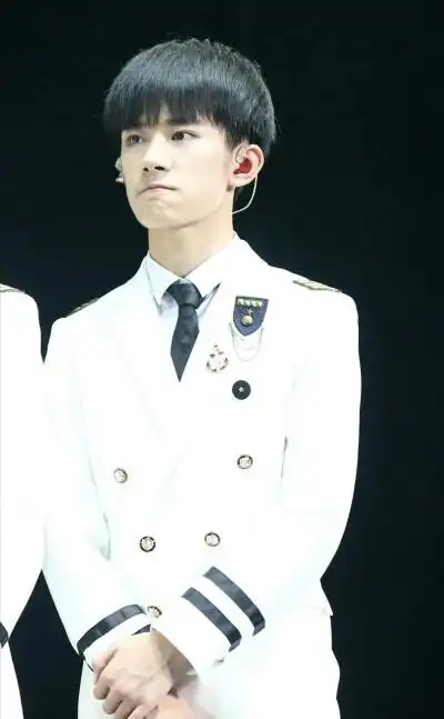 易烊千玺 #tfboys 三周年粉丝见面会 制服 高清 帅气