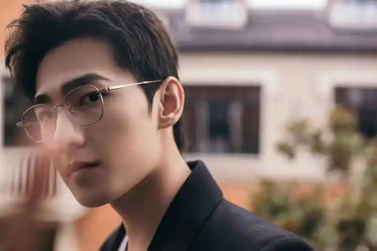 杨洋5年前的地铁视频好像偶像剧这个笑容也太治愈了吧