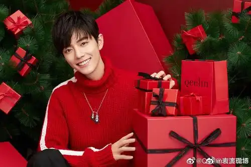 肖战新出的两张红色圣诞图好喜庆哦想带这样的男朋友回家过年