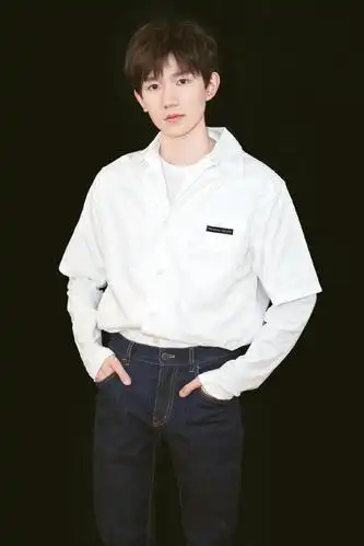 王源亮相央视《开学第一课》 白色衬衫与牛仔裤尽显清新少年感