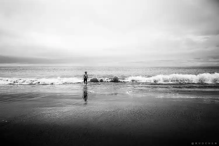 海边玩水的男孩