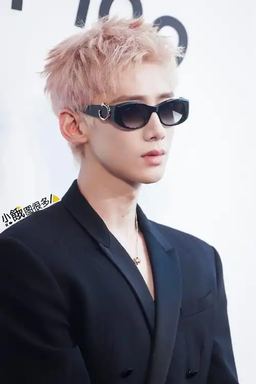 了#白敬亭活动高清生图图集6p,世纪偶像白rap染了粉色头发回归乐坛啦!