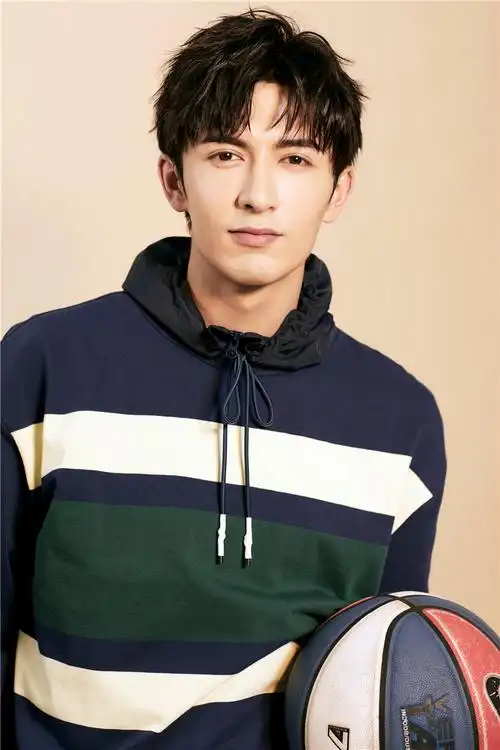 米热曝写真大片化身雕塑肌型男