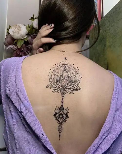 竼花纹身图片_背部点刺几何纹身图案